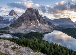 Góra Mount Assiniboine w Kanadzie