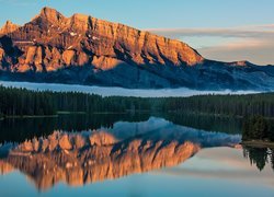 Góra Mount Rundle i jezioro Two Jack Lake w Kanadzie
