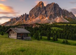 Góry, Góra Peitlerkofel, Dolomity, Drzewa, Dom, Chmury, Południowy Tyrol, Włochy