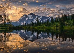 Jezioro, Picture Lake, Drzewa, Góry, Mount Shuksan, Zachód słońca, Odbicie, Park Narodowy Północnych Gór Kaskadowych, Stan Waszyngton, Stany Zjednoczone