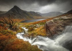 Góry, Szczyt Tryfan, Jezioro Ogwen, Jesień, Rzeka, Skały, Dolina, Park Narodowy Snowdonia, Roślinność, Chmury, Walia