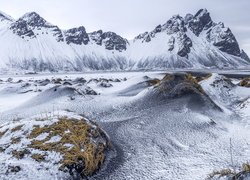 Islandia, Hofn, Góry, Góra Vestrahorn, Ośnieżone, Szczyty, Plaża Stokksnes, Zima