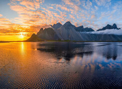 Morze, Zachód słońca, Niebo, Chmury, Góra, Vestrahorn, Islandia