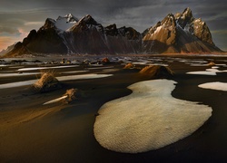 Góra Vestrahorn w Islandii nad Oceanem Atlantyckim