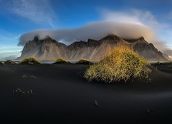 Islandia, Góra Vestrahorn, Plaża Stokksnes, Ciemny, Piasek, Roślinność, Morze, Chmury