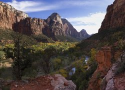 Góry, Skały, Rzeka, Virgin River, Drzewa, Rośliny, Park Narodowy Zion, Utah, Stany Zjednoczone