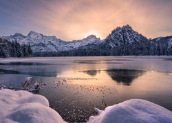 Zima, Jezioro Almsee, Góry, Drzewa, Wschód słońca, Austria