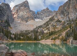 Górskie jezioro Delta Lake w Parku Narodowym Grand Teton