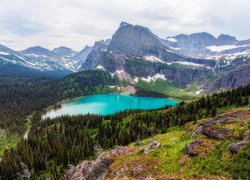 Jezioro, Grinnell Lake, Park Narodowy Glacier, Góry, Drzewa, Skały, Chmury, Stan Montana, Stany Zjednoczone