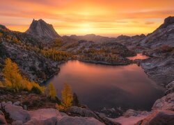 Górskie jezioro Heart Lake z widokiem na Stratowulkan Mount Shasta pod kolorowym niebem