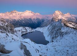 Zima, Góry, Jezioro Hidden Lake, Drzewa, Chmury, Park Narodowy Glacier, Stan Montana, Stany Zjednoczone