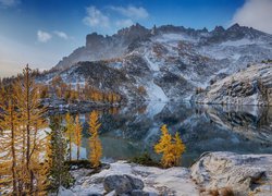 Górskie jezioro Leprechaun Lake w Waszyngtonie