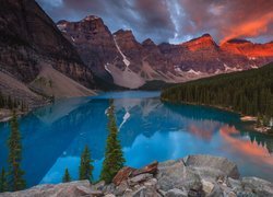 Górskie jezioro Moraine Lake w Parku Narodowym Banff