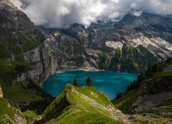 Górskie jezioro Oeschinen w kantonie Berno