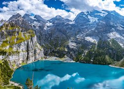 Górskie jezioro Oeschinen w Szwajcarii