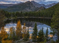 Stany Zjednoczone, Kolorado, Park Narodowy Gór Skalistych, Jesień, Las, Góry, Drzewa, Jezioro, Odbicie