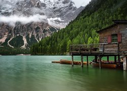 Włochy, Południowy Tyrol, Jezioro Pragser Wildsee, Góry Dolomity, Drzewa, Drewniany, Dom, Łódki