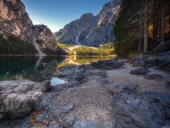 Górskie jezioro Pragser Wildsee we Włoszech