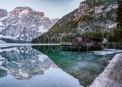 Górskie jezioro Pragser Wildsee zimową porą