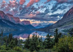 Stany Zjednoczone, Stan Montana, Park Narodowy Glacier, Góry, Jezioro, Saint Mary Lake, Drzewa, Chmury