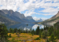Park Narodowy Glacier, Góry, Drzewa, Chmury, Jezioro, St. Mary Lake, Stan Montana, Stany Zjednoczone