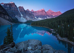 Góry Canadian Rockies i jezioro o Moraine Lake w Kanadzie