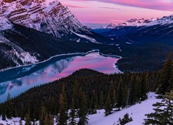 Park Narodowy Banff, Jezioro, Peyto Lake, Góry, Canadian Rockies, Lasy, Chmury, Śnieg, Zima, Poranek, Wschód słońca, Alberta, Kanada