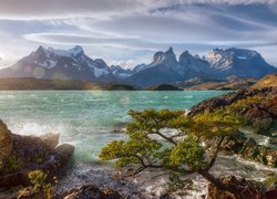 Góry Cordillera del Paine i jezioro Lake Pehoe