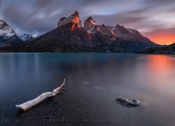 Góry Cordillera del Paine i jezioro