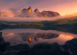 Góry Cordillera del Paine z jeziorem we mgle