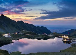 Góry Fogaraskie i domy nad jeziorem Balea Lake