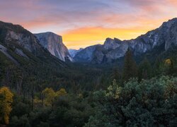 Góry, Las, Drzewa, Park Narodowy, Yosemite, Zachód słońca, Stan Kalifornia, Stany Zjednoczone