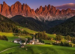 Góry, Dolomity, Wieś, Santa Maddalena, Dolina, Val di Funes, Drzewa, Lasy, Domy, Kościół, Chmury, Włochy