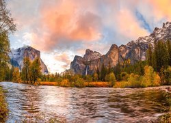 Góry i drzewa nad rzeką w Parku Narodowym Yosemite