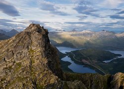 Góry i jeziora na norweskich Lofotach