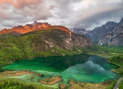 Góry i jezioro Almsee w Austrii