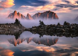 Góry i jezioro Alpine Lake