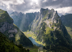 Góry i jezioro Falensee w Szwajcarii