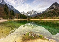 Słowenia, Góry, Jezioro, Jasna Lake, Las, Drzewa, Chmury, Odbicie