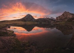 Góry i jezioro Lagos de Covadonga w Hiszpanii