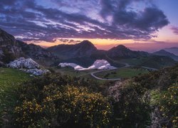 Góry, Jezioro, Lakes of Covadonga, Drzewa, Krzewy, Zachód słońca, Chmury, Cangas de Onís, Hiszpania