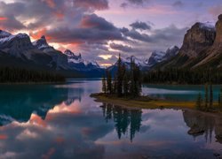 Park Narodowy Jasper, Góry, Jezioro Maligne, Wyspa Ducha, Drzewa, Chmury, Odbicie, Alberta, Kanada