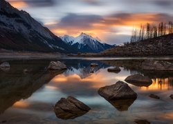 Kanada, Park Narodowy Jasper, Góry, Jezioro Medicine Lake, Kamienie, Zachód Słońca, Odbicie