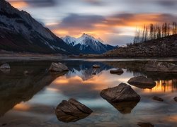 Góry i jezioro Medicine Lake w prowincji Alberta w Kanadzie