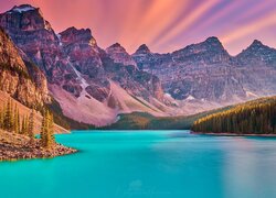 Góry i jezioro Moraine Lake w Parku Narodowym Banff