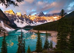Jezioro Moraine, Góry, Las, Drzewa, Chmury, Odbicie, Park Narodowy Banff, Odbicie, Kanada