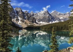 Kanada, Alberta, Park Narodowy Banff, Jezioro Moraine, Las, Drzewa, Góry, Chmury, Odbicie