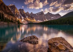 Kanada, Park Narodowy Banff, Góry, Jezioro Moraine, Chmury, Odbicie
