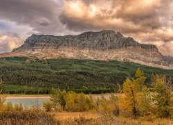 Góry i Jezioro Sherburne w Parku Narodowym Glacier