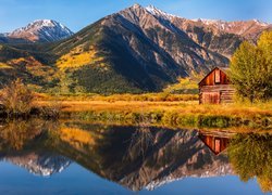 Góry i jezioro Twin Lakes w Kolorado jesienią